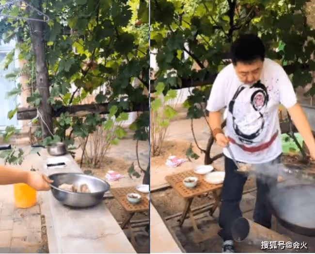 53歲于謙在農村做飯 用大鍋燉肉太接地氣