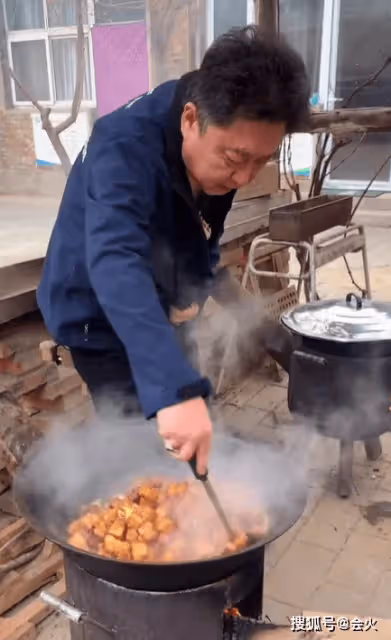 53歲于謙在農村做飯 用大鍋燉肉太接地氣