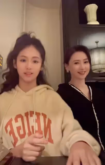 翁虹攜愛女劉蒔拍影片　網驚嘆：女兒顏值比媽媽高！