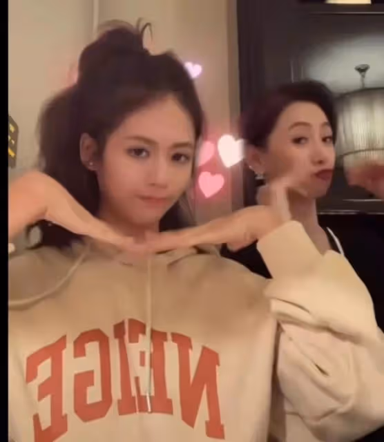 翁虹攜愛女劉蒔拍影片　網驚嘆：女兒顏值比媽媽高！