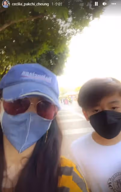 張柏芝一家出行,12歲二兒子越來越像謝霆鋒,大口吃雞腿超滿足