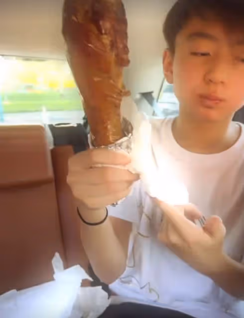 張柏芝一家出行,12歲二兒子越來越像謝霆鋒,大口吃雞腿超滿足