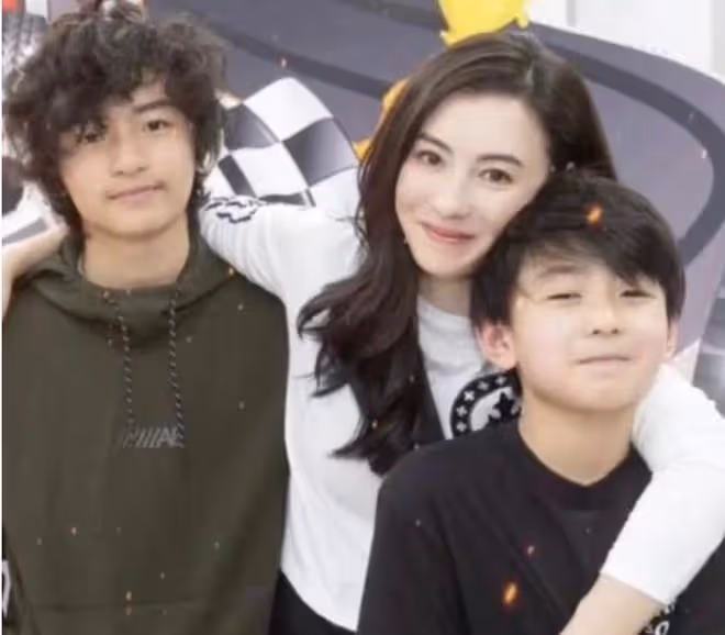 張柏芝一家出行,12歲二兒子越來越像謝霆鋒,大口吃雞腿超滿足
