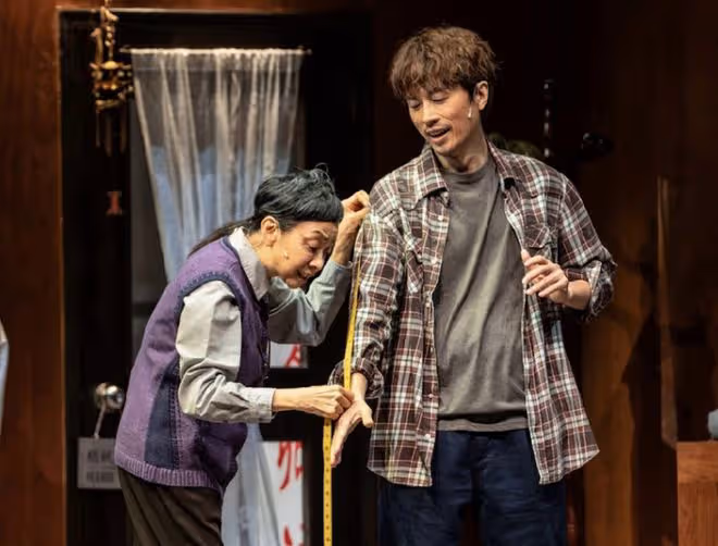 棟篤笑之王黃子華舞台劇首演,眾星現身支持,劉嘉玲稱要偷師取經
