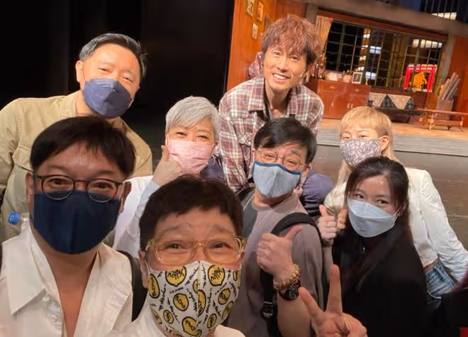 棟篤笑之王黃子華舞台劇首演,眾星現身支持,劉嘉玲稱要偷師取經
