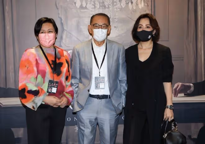 棟篤笑之王黃子華舞台劇首演,眾星現身支持,劉嘉玲稱要偷師取經