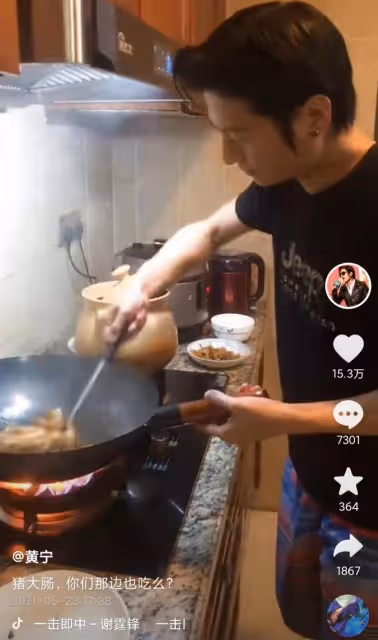 網紅撞臉謝霆鋒爆紅，三年內全款買房購置跑車，唱一首歌疑賺十萬