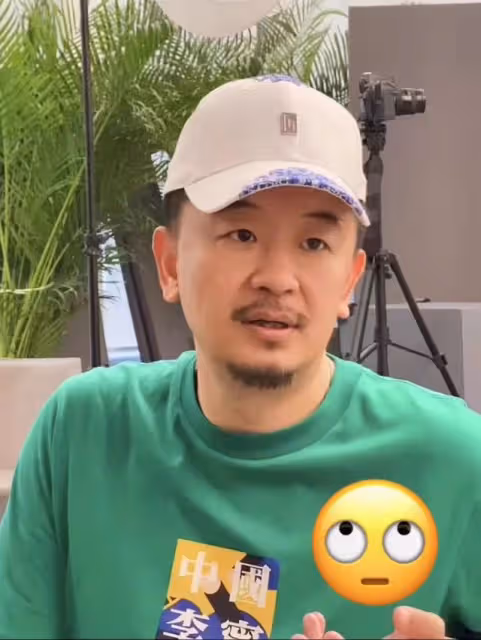 45歲黃海波曬上課照，轉行當老師獲學生送花，氣質沉穩大肚子搶眼