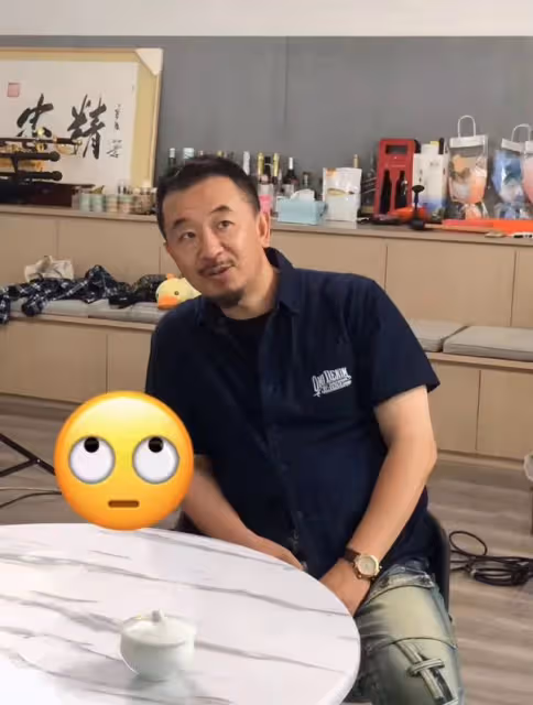 45歲黃海波曬上課照，轉行當老師獲學生送花，氣質沉穩大肚子搶眼