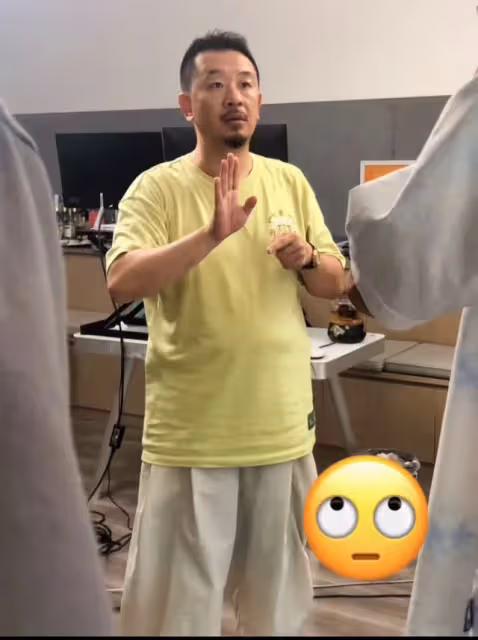 45歲黃海波曬上課照，轉行當老師獲學生送花，氣質沉穩大肚子搶眼