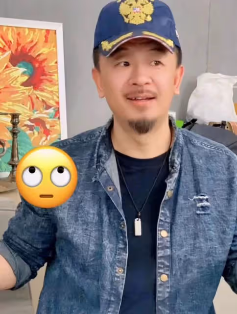 45歲黃海波曬上課照，轉行當老師獲學生送花，氣質沉穩大肚子搶眼