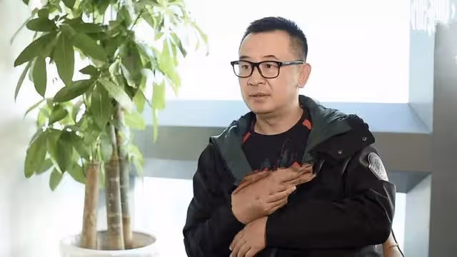 45歲黃海波曬上課照，轉行當老師獲學生送花，氣質沉穩大肚子搶眼