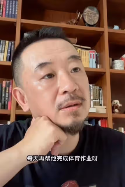 45歲黃海波曬上課照，轉行當老師獲學生送花，氣質沉穩大肚子搶眼