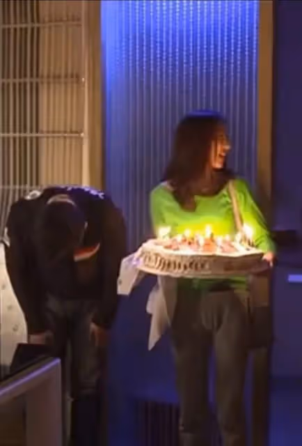 45歲黃海波曬上課照，轉行當老師獲學生送花，氣質沉穩大肚子搶眼