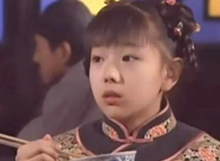 4歲出道12歲走紅!《還珠格格》女星「當紅時離開演藝圈」找夢想 31歲「突剃掉一頭長髮」皈依佛門