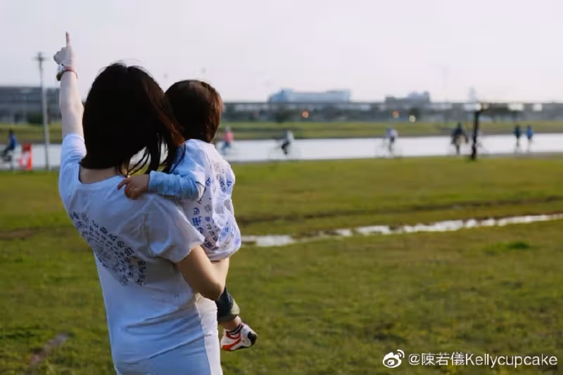 傳承好基因！林志穎「再忙也會陪孩子」他不讓老婆太累　甜曬「雙胞胎兒子」全網淪陷：睫毛太逆天