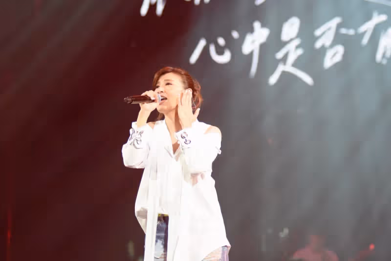 她看不出年過半百!昔日玉女掌門人「歡慶51歲生日」美翻 「45歲才生子神凍齡」網認證:被歲月遺忘❤