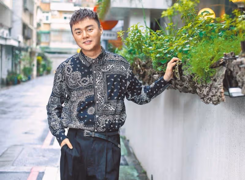 演藝圈「孝子」!許富凱豪砸600萬「購置孝親房」父母永遠擺第一,難忘兒時「慈母手中線」收入都上繳父母:他們是我最愛的人