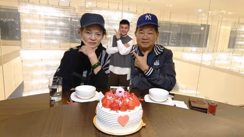 演藝圈「孝子」!許富凱豪砸600萬「購置孝親房」父母永遠擺第一,難忘兒時「慈母手中線」收入都上繳父母:他們是我最愛的人