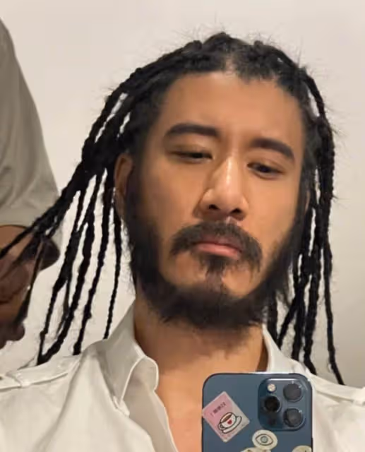 王力宏近照「大變樣」,把鬍子長髮全剪掉,「五官清爽」長腿比女生還細,網友:說是二十幾歲也有人信
