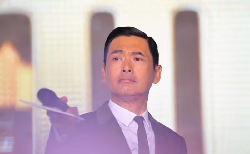 認不出!67歲周潤發現身「身形消瘦頭髮全白」 蘋果肌下垂「老了超多」模樣變化大