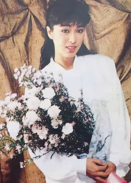 成龍花8年「追到手卻不珍惜」她痛斬情絲!與男友「同居26年不婚不生」最終孤單一人:細節讓人看哭了