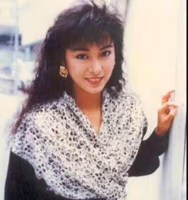 成龍花8年「追到手卻不珍惜」她痛斬情絲!與男友「同居26年不婚不生」最終孤單一人:細節讓人看哭了