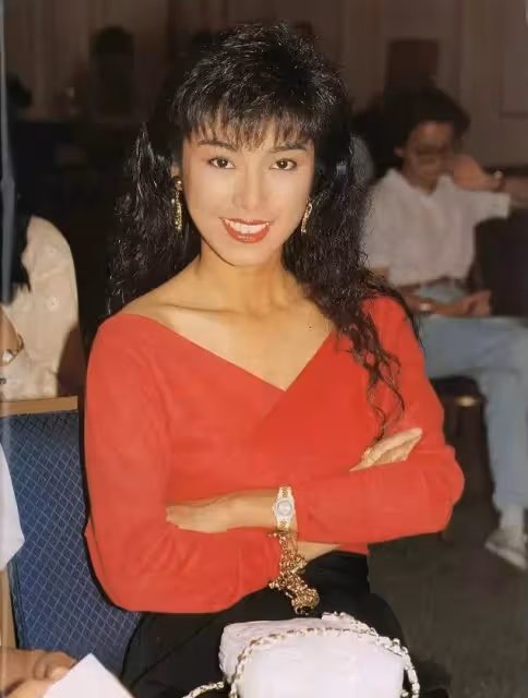 成龍花8年「追到手卻不珍惜」她痛斬情絲!與男友「同居26年不婚不生」最終孤單一人:細節讓人看哭了