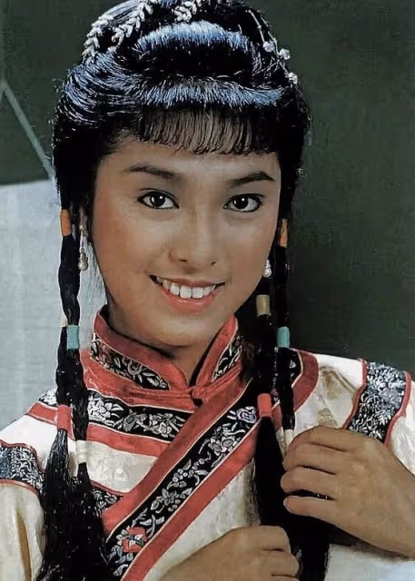 成龍花8年「追到手卻不珍惜」她痛斬情絲!與男友「同居26年不婚不生」最終孤單一人:細節讓人看哭了