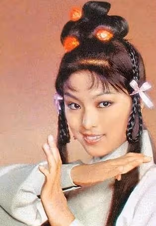 成龍花8年「追到手卻不珍惜」她痛斬情絲!與男友「同居26年不婚不生」最終孤單一人:細節讓人看哭了