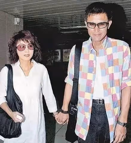 成龍花8年「追到手卻不珍惜」她痛斬情絲!與男友「同居26年不婚不生」最終孤單一人:細節讓人看哭了