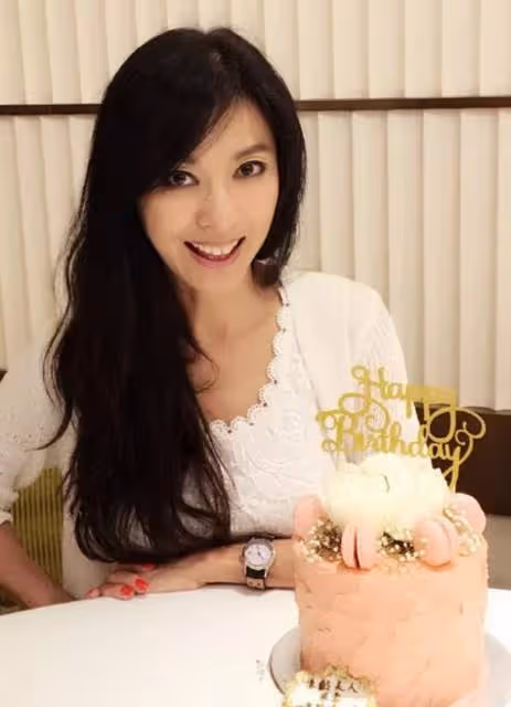 成龍花8年「追到手卻不珍惜」她痛斬情絲!與男友「同居26年不婚不生」最終孤單一人:細節讓人看哭了