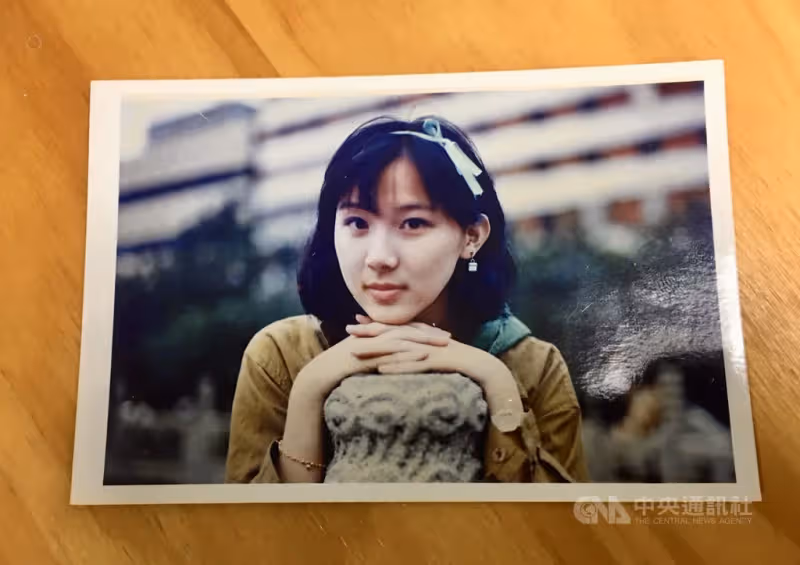 她從小美到大!51歲蕭薔「秀出高中素顏照」根本校花等級 22吋螞蟻腰「連曾國城都被迷倒」:我還寫信給她