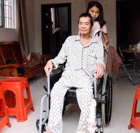 我不走出生被丟下,11歲女孩婉拒親生父母,家務事一手包辦照顧癱瘓養父:你育我成人,我養你到老.
