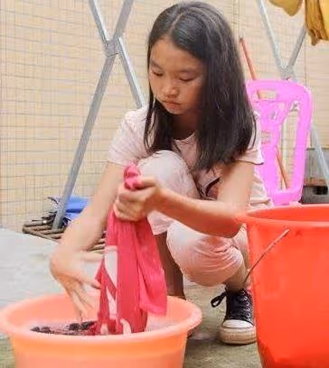 我不走出生被丟下,11歲女孩婉拒親生父母,家務事一手包辦照顧癱瘓養父:你育我成人,我養你到老.