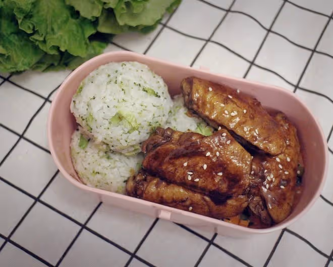 可樂雞翅＋西蘭花飯糰便當（有彩蛋）