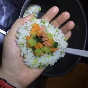 可樂雞翅＋西蘭花飯糰便當（有彩蛋）