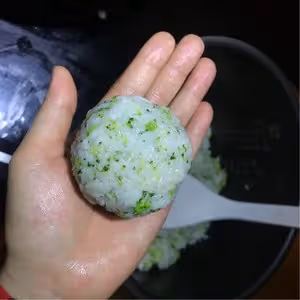 可樂雞翅＋西蘭花飯糰便當（有彩蛋）