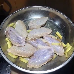 可樂雞翅＋西蘭花飯糰便當（有彩蛋）