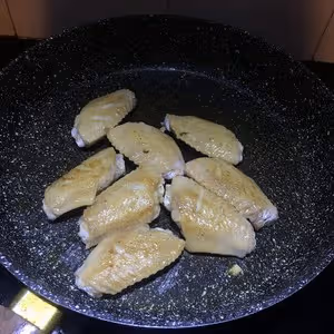 可樂雞翅＋西蘭花飯糰便當（有彩蛋）
