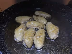 可樂雞翅＋西蘭花飯糰便當（有彩蛋）