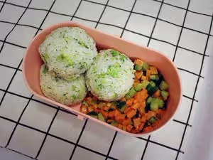 可樂雞翅＋西蘭花飯糰便當（有彩蛋）