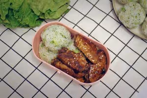 可樂雞翅＋西蘭花飯糰便當（有彩蛋）