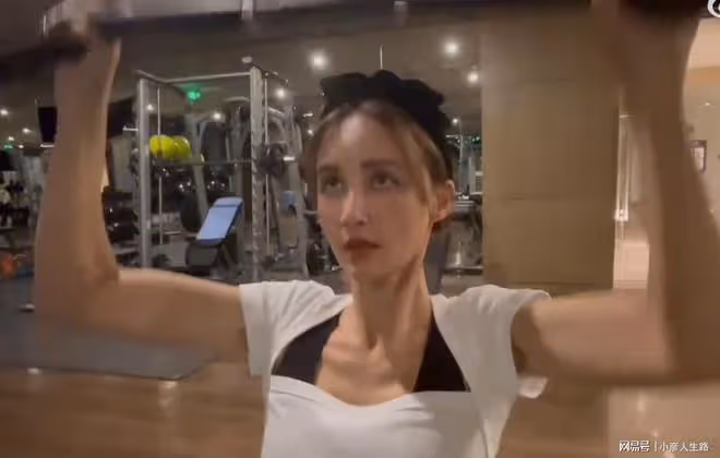張歆藝的腰快趕上秦嵐的了,分享睡前4個動作,不去健身房也能行