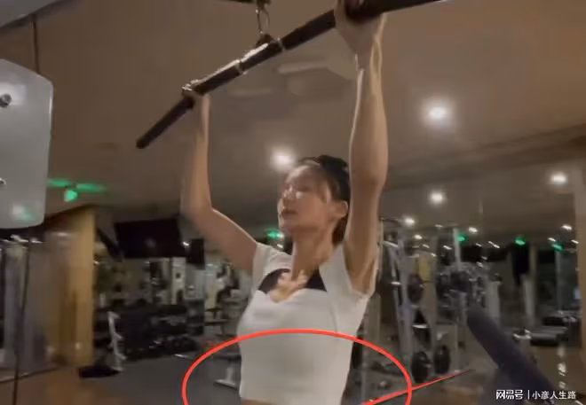 張歆藝的腰快趕上秦嵐的了,分享睡前4個動作,不去健身房也能行