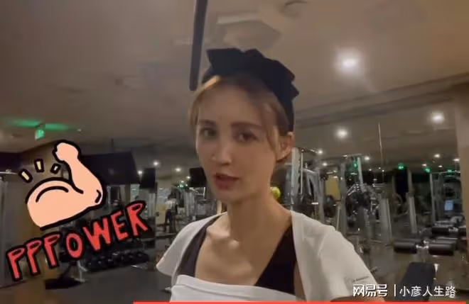 張歆藝的腰快趕上秦嵐的了,分享睡前4個動作,不去健身房也能行
