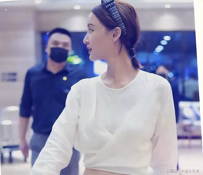 張歆藝的腰快趕上秦嵐的了,分享睡前4個動作,不去健身房也能行