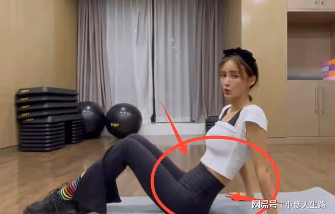 張歆藝的腰快趕上秦嵐的了,分享睡前4個動作,不去健身房也能行