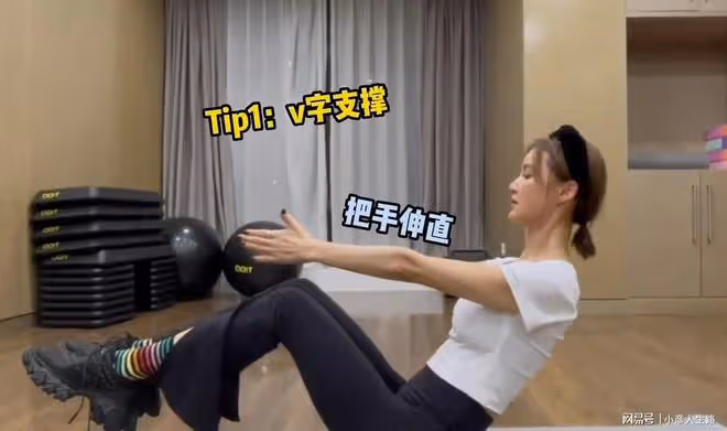 張歆藝的腰快趕上秦嵐的了，分享睡前4個動作，不去健身房也能行