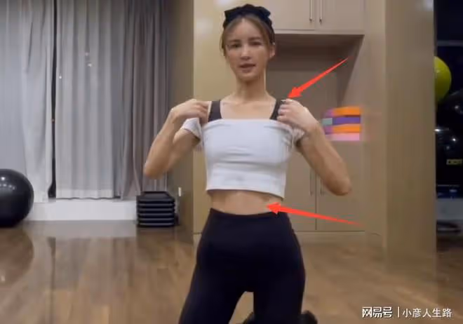 張歆藝的腰快趕上秦嵐的了,分享睡前4個動作,不去健身房也能行